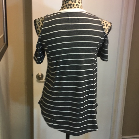 Great Cond Hollister cold shoulder shirt - Picture 7 of 8